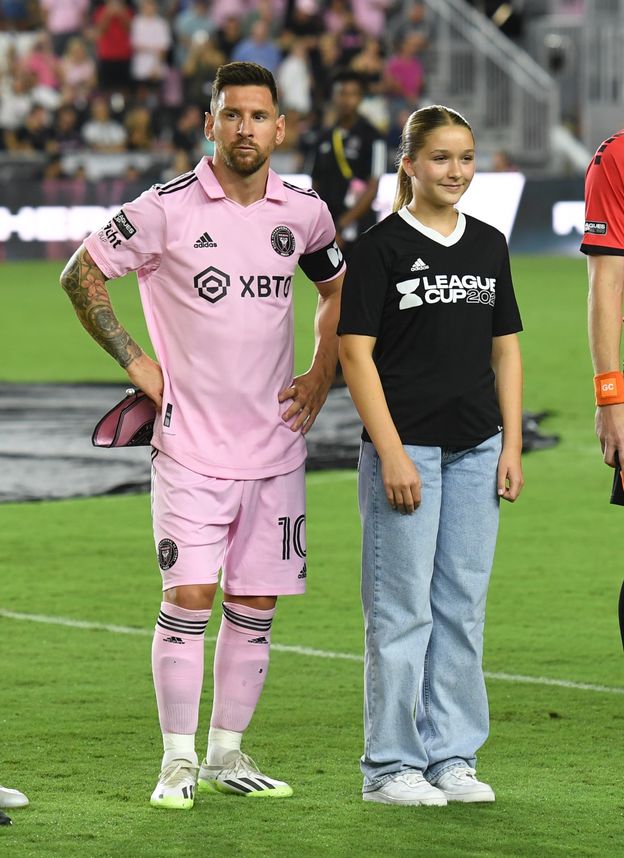 Córka Beckhamów wprowadziła Messiego na murawę. Internauci piszą o NEPOTYZMIE: "To niesprawiedliwe!"
