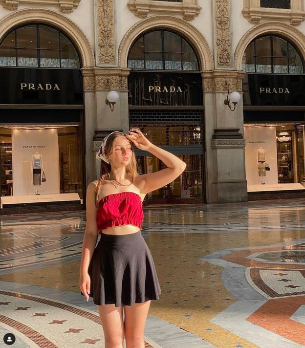 Tiktokerka od dwóch lat NIE GOLI NÓG. Opowiedziała o przykrej sytuacji w PKP: "Z takimi włosami do ludzi?!" (FOTO)