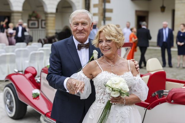 Iwona i Gerard z "Sanatorium miłości" WZIĘLI ŚLUB! Suknia panny młodej pod ostrzałem. Stylistka jednoznacznie oceniła kreację