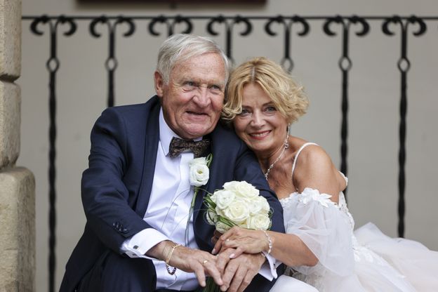 Iwona i Gerard z "Sanatorium miłości" WZIĘLI ŚLUB! Suknia panny młodej pod ostrzałem. Stylistka jednoznacznie oceniła kreację