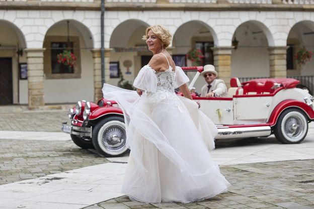 Iwona i Gerard z "Sanatorium miłości" WZIĘLI ŚLUB! Suknia panny młodej pod ostrzałem. Stylistka jednoznacznie oceniła kreację