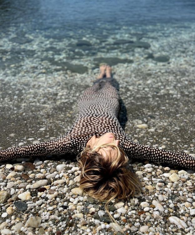 Anja Rubik wije się na plaży w BARDZO SKĄPYM bikini (ZDJĘCIA)