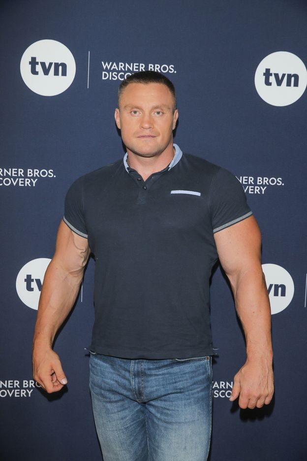 Krzysztof Radzikowski z "Gogglebox..." pluska się z ukochaną, a internauci biadolą: "Full make up na plaży?" (FOTO)