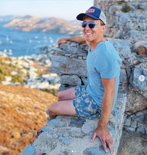 Maciej Kurzajewski pozdrawia z greckich wakacji. Do zdjęć dołączył WYMOWNY podpis