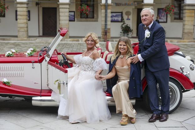 Iwona i Gerard z "Sanatorium miłości" WZIĘLI ŚLUB! Suknia panny młodej pod ostrzałem. Stylistka jednoznacznie oceniła kreację