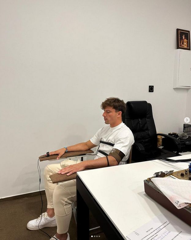 Brat Roberta Karasia przerywa milczenie. Nazywa go "wulgarnym" oraz "aroganckim" i wyznaje: "Zostałem ZABLOKOWANY dwa lata temu" (FOTO)