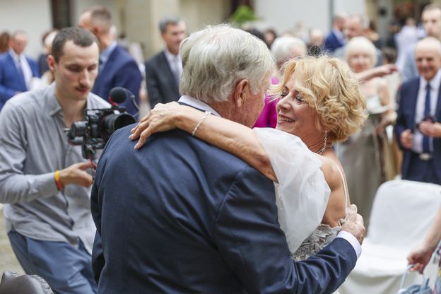 Iwona i Gerard z "Sanatorium miłości" WZIĘLI ŚLUB! Suknia panny młodej pod ostrzałem. Stylistka jednoznacznie oceniła kreację