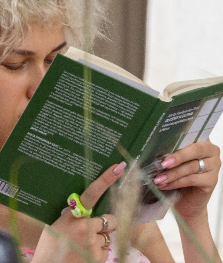 Wyluzowana Helena Englert pogrąża się w lekturze