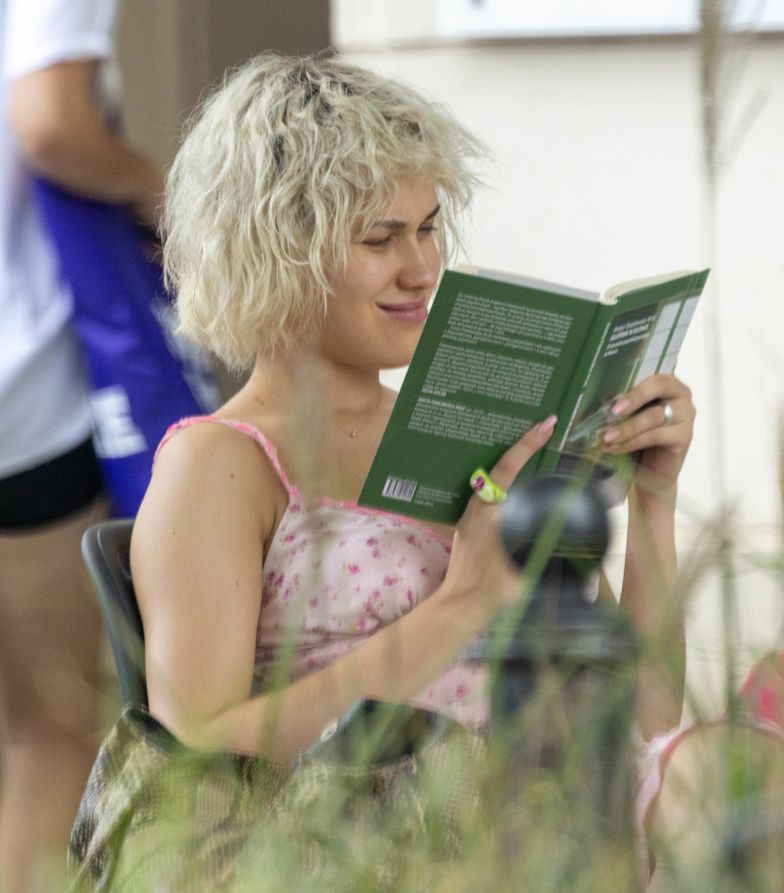 Wyluzowana Helena Englert pogrąża się w lekturze