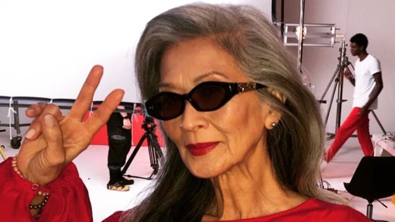 ¡La supermodelo de 71 años está conquistando la industria de la moda!  ¿Cuál es el secreto de su belleza?