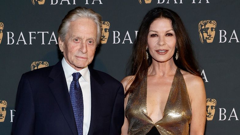 Catherine Zeta-Jones enloqueció con su escote.  Michael Douglas estaba de pie junto a él