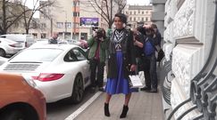 Ola Szwed pozuje na ulicy po pokazie