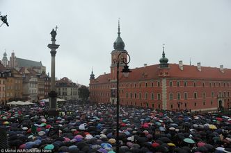 Czarny Protest w Warszawie: Morze czarnych parasoli na Placu Zamkowym (ZDJĘCIA)