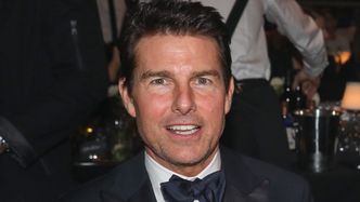 ODMIENIONY Tom Cruise szokuje na meczu baseballa. "CO MU SIĘ STAŁO Z TWARZĄ?" (FOTO)