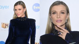 Obładowana biżuterią Joanna Krupa pozuje na finale "Top model" w granatowej sukni z poduszkami na ramionach (ZDJĘCIA)