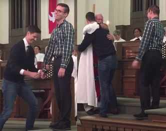 Mężczyzna oświadczył się swojemu chłopakowi w kościele!