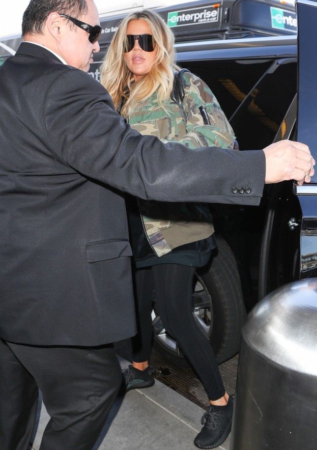 Khloe Kardashian Ukrywa Brzuch Pod Wielką Kurtką Foto Pudelek