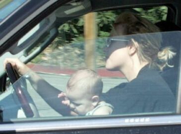 Britney prowadziła z niemowlakiem na kolanach