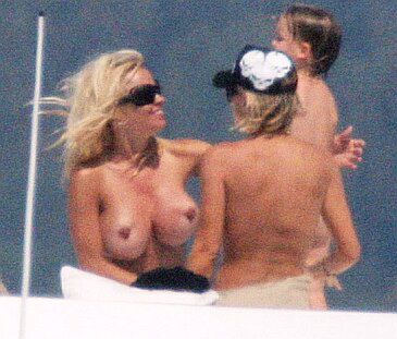 Pamela Anderson topless!