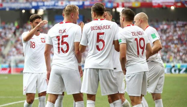 NA ŻYWO: Piłkarze reprezentacji Polski wracają z mundialu. Relacja z lotniska Okęcie