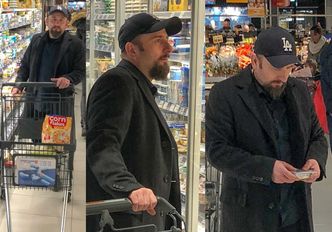 Skupiony Liroy w supermarkecie robi zakupy i rozmyśla o diecie (ZDJĘCIA)