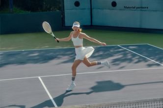 Dwaj amerykańscy aktorzy i supermodelka grają w tenisa w ubraniach polskiej marki