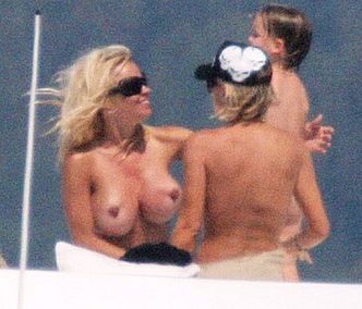Pamela Anderson topless!