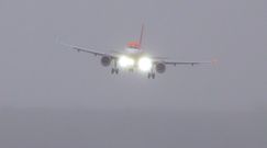 Pilot Airbusa lądował przy silnym wietrze. Świadkowie przecierali oczy ze zdumienia