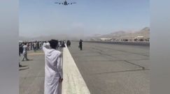 Ludzie spadają z lecącego samolotu. Dramatyczne nagrania z lotniska w Kabulu w Afganistanie