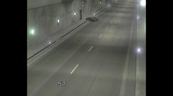 Mężczyzna leżał przygnieciony skuterem w tunelu. Kierowcy nie pomogli