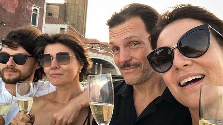 Maja Ostaszewska sączy szampana w Wenecji z partnerem, jego byłą żoną i jej obecnym mężem (FOTO)
