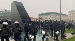 Strajk Kobiet w Warszawie. Otoczony pomnik. "Władza się boi"