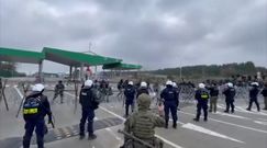 Imigranci zatrzymani przez wojsko i policję Nagranie z przejścia granicznego w Kuźnicy