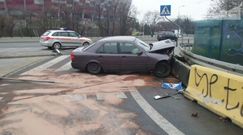 Mercedes uderzył w betonowe bariery