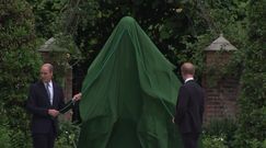 Rozpromienieni Harry i William odsłaniają pomnik księżnej Diany