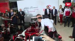 Duda niemal wsiadł do bolidu F1. Zobacz jak Kubica prezentuje mu maszynę Alfy Romeo