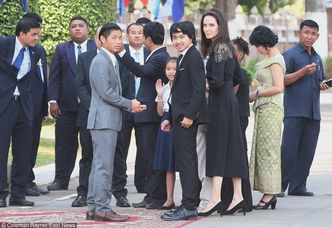 Angelina razem z dziećmi spotkała się z królem Kambodży! (ZDJĘCIA)