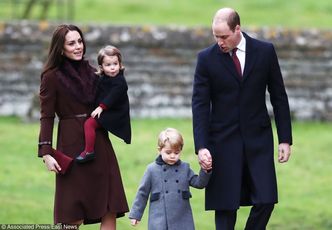 Książę George i księżniczka Charlotte z rodzicami na świątecznej mszy (ZDJĘCIA)