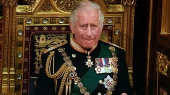 Speszony książę Karol wygłasza mowę tronową w zastępstwie królowej Elżbiety. "Nerwy wzięły nad nim górę" (ZDJĘCIA)