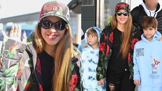 Shakira odziana w czerwone róże ROZDAJE UŚMIECHY na lotnisku w Nowym Jorku. Towarzyszyli jej synowie (ZDJĘCIA)
