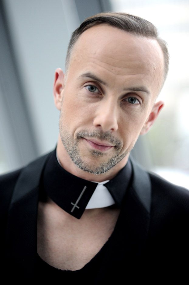 Nergal W KOLORATCE na śniadanie... Pasuje mu? - Pudelek