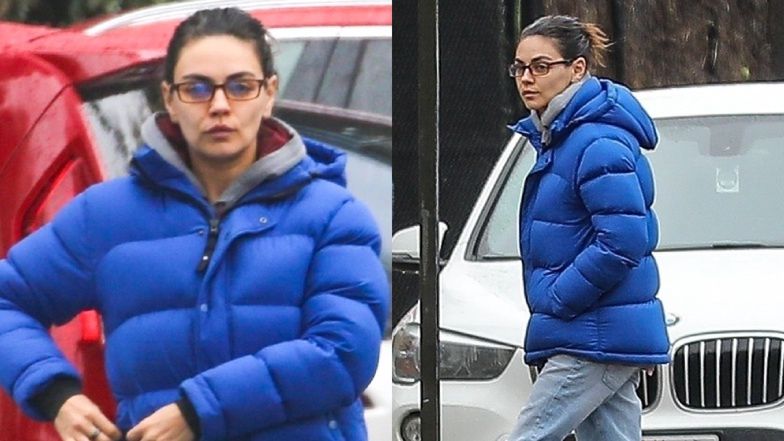 NATURALNA Mila Kunis w niebieskiej puchówce spaceruje ulicami Los Angeles (ZDJĘCIA)