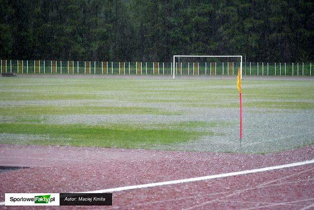 Boisko w Zakopanem tuż po przerwaniu meczu Cracovia - FC Icon