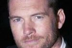 Sam Worthington ma dość broni i biegania