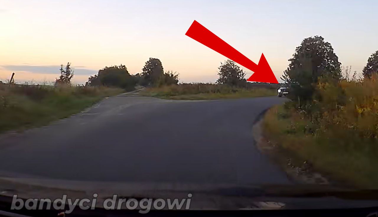 "Uciekł, taranując słupek". Mercedes nagrany