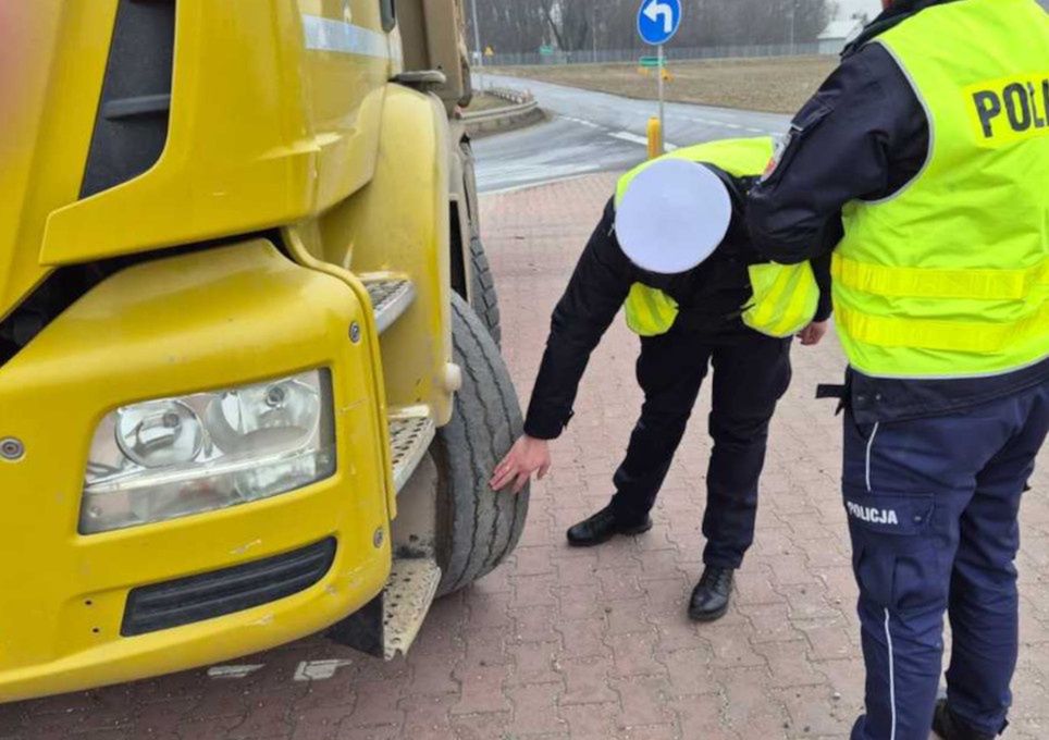 Policjanci sprawdzali również pojazdy ciężarowe