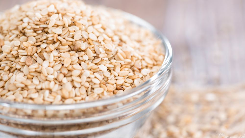 Prażone w całości ziarna sezamu