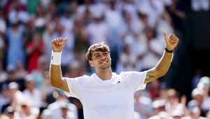 Finalista Rolanda Garrosa błyszczy też w Wimbledonie. Sprawił niespodziankę