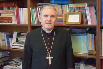 "Baranki Boże". Ukazała się najnowsza powieść sandomierskiego biskupa Krzysztofa Nitkiewicza