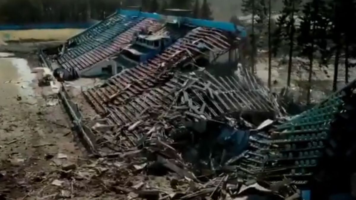 Zdjęcie okładkowe artykułu: Twitter / Zbombardowany stadion w Ukrainie
